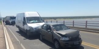 3 vehículos de distinto porte se toparon sobre en el tramo chaqueño del puente General Belgrano.