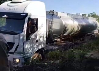 El Impenetrable sin luz: un camión con combustible quedó empantanado