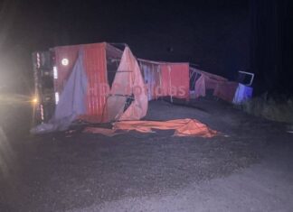 Camión con acoplado volcó por esquivar un bache en la ruta 16