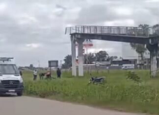 Motociclista cayó con su moto desde un puente peatonal en la autovía 16