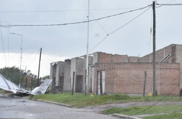 Margarita Belén: volaron los techos de las casas que Martínez entregó sin terminar