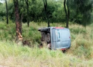 Vuelco y muerte en la ruta 13: el vehículo terminó en la banquina