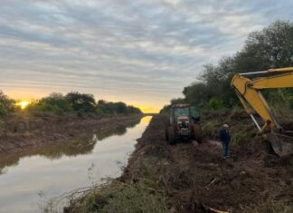 Obras hídricas en Castelli: el intendente agradeció a Zdero y abrió fuego amigo