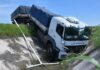 Camión con acoplado terminó en un canal de la autovía 11 en Resistencia Un camión con acomplado, de una empresa formoseña, protagonizó un aparatoso accidente en la autovía de la ruta 11 en Resistencia | Pato Gómez