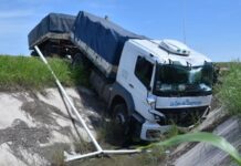 Un camión con acomplado, de una empresa formoseña, protagonizó un aparatoso accidente en la autovía de la ruta 11 en Resistencia | Pato Gómez