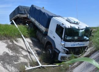 Un camión con acomplado, de una empresa formoseña, protagonizó un aparatoso accidente en la autovía de la ruta 11 en Resistencia | Pato Gómez