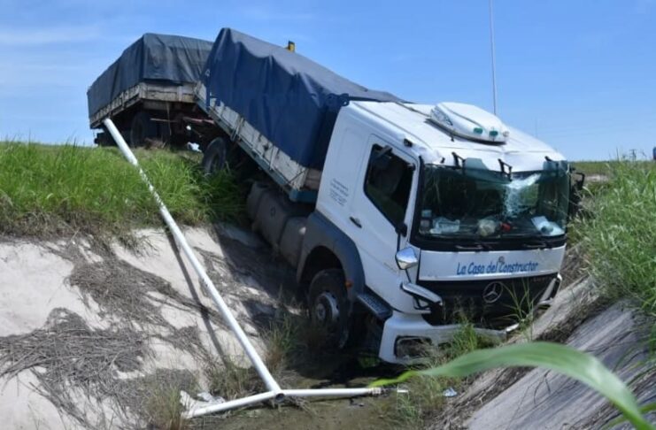 Un camión con acomplado, de una empresa formoseña, protagonizó un aparatoso accidente en la autovía de la ruta 11 en Resistencia | Pato Gómez