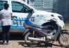 Controlan motos estacionadas: cayó una mujer con una Zanella robada
