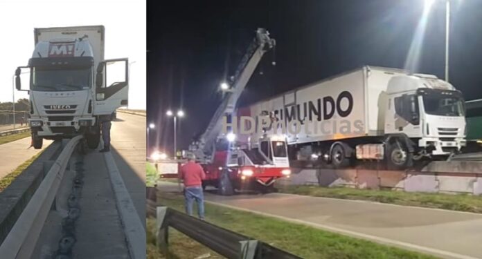 Camión colgado en el viaducto