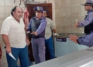 VIDEO | Carnicero vendía carne en mal estado y enfrentó a cuchillazos a los policías
