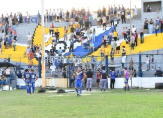 Violencia en el fútbol: Orione perdía por goleada, sus barras se colaron y enfrentaron a la Policía