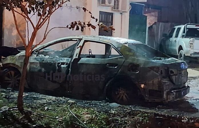 Corolla incendiado en Barranqueras