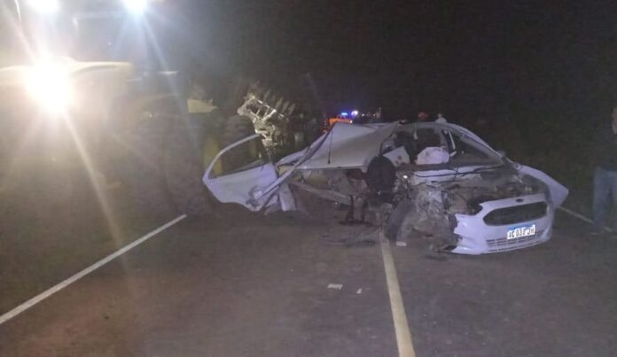 Ford Ka chocó un arado en la ruta 6