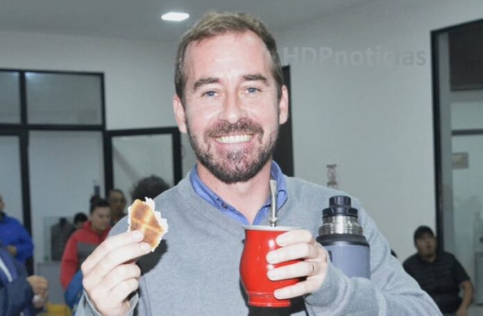 Javier Martínez toma mate con tortaparrilla