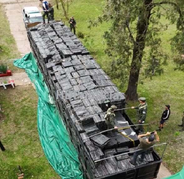 Camión repleto de cigarrillos truchos