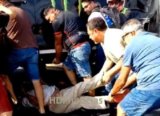 VIDEO | Tragedia en el puente: murió el motociclista atrapado debajo de un vehículo