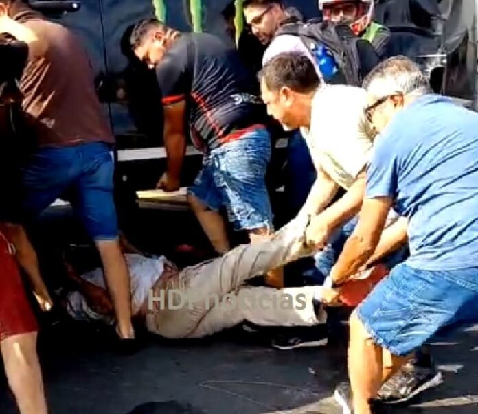 Motociclista aplastado en choque múltiple