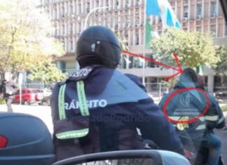 Pero qué bonito: municipales sin casco a centímetros de un inspector
