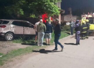 5 adolescentes en una EcoSport se estrellaron contra un árbol