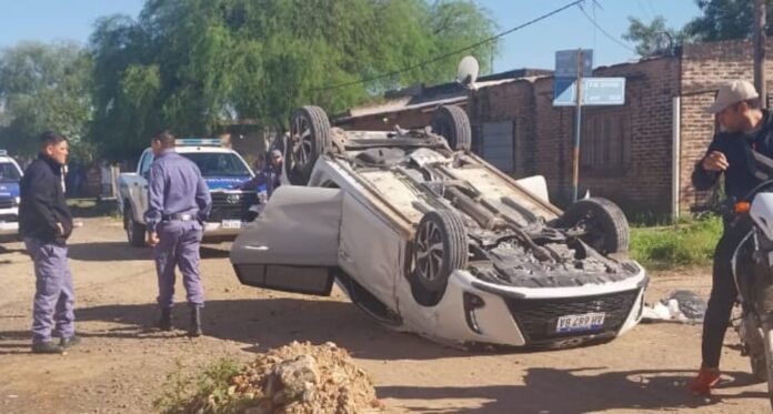 Yaris robado chocado y volcado en Resistencia