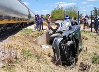 Un tren carguero chocó un auto en Hermoso Campo