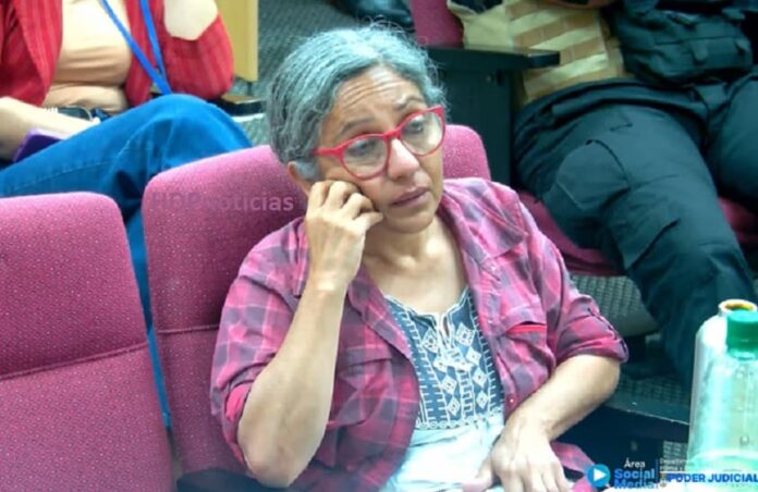 Marcela escucha el alegato