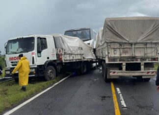 Espectacular choque entre un colectivo y un camión en la ruta 11