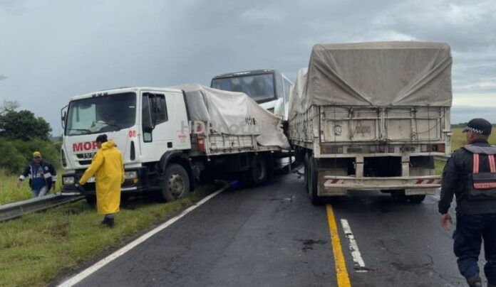Camión vs micro en la ruta 11