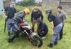 Buscando a Barbi encontraron una moto robada y un hombre armado