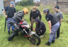 Buscando a Barbi encontraron una moto robada y un hombre armado