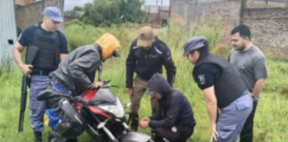 Buscando a Barbi encontraron una moto robada y un hombre armado