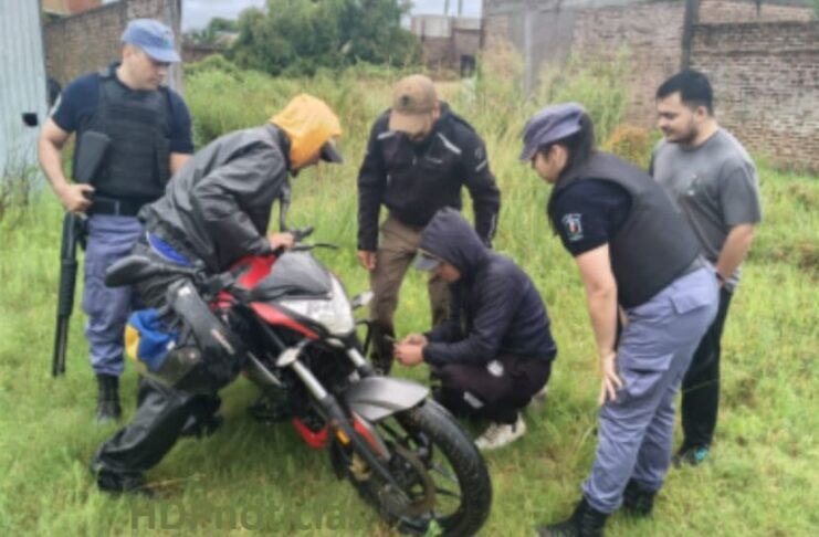 Buscando a Barbi encontraron una moto robada y un hombre armado