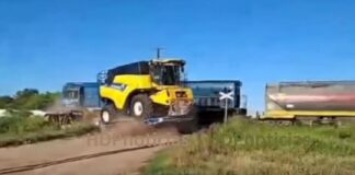 Un tren partió en 2 un camión que transportaba una máquina agrícola