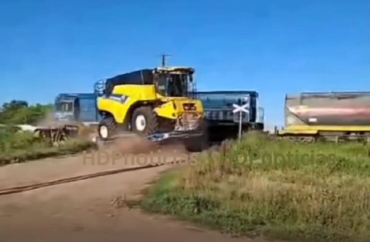 Un tren partió en 2 un camión que transportaba una máquina agrícola