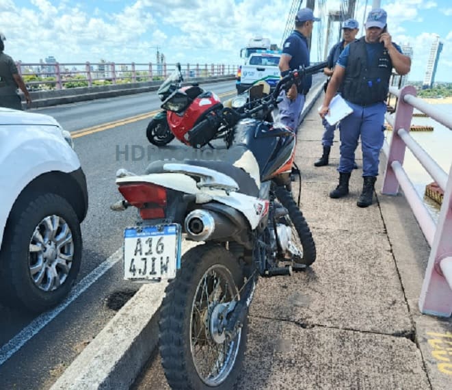 Motomel abandonada en el puente