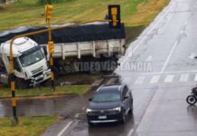 Calzada resbaladiza: un camión despistó y se estroló en la ruta 11
