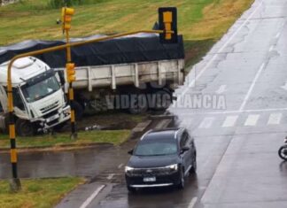 Calzada resbaladiza: un camión despistó y se estroló en la ruta 11