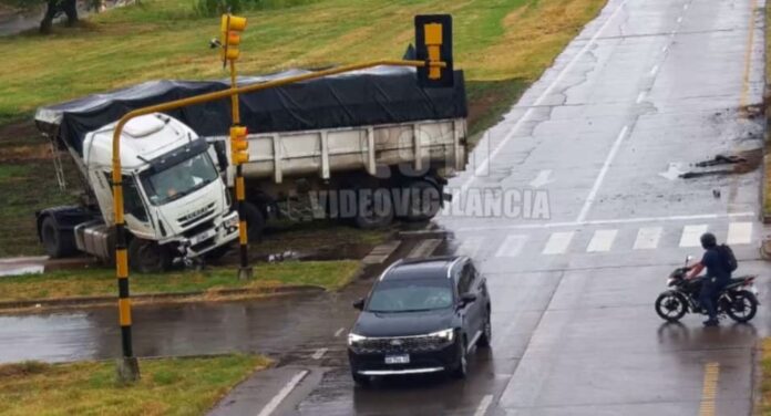 Camión derrapó en la lluvia