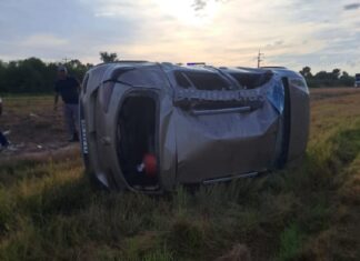 Una familia despistó y volcó al esquivar un bache en la ruta 16
