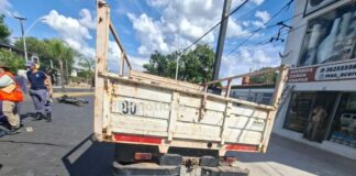 Motociclista murió al chocar un camión estacionado en Resistencia