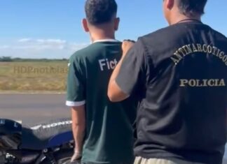 Motociclista con cocaína chocó a una policía y un patrullero