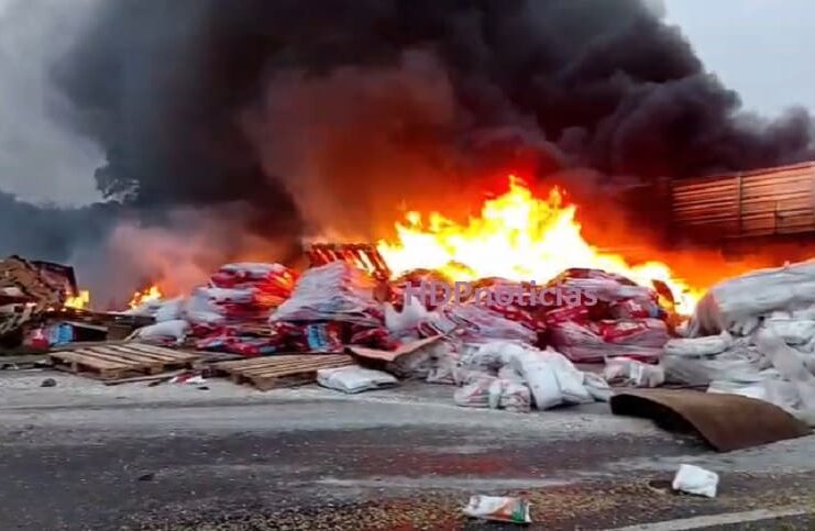 2 camiones chocaron y se incendiaron en la ruta 4: un camionero murió carbonizado