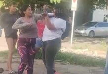 Una mujer aporreó a una adolescente que salía de la Escuela
