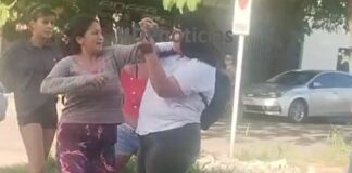 Una mujer aporreó a una adolescente que salía de la Escuela