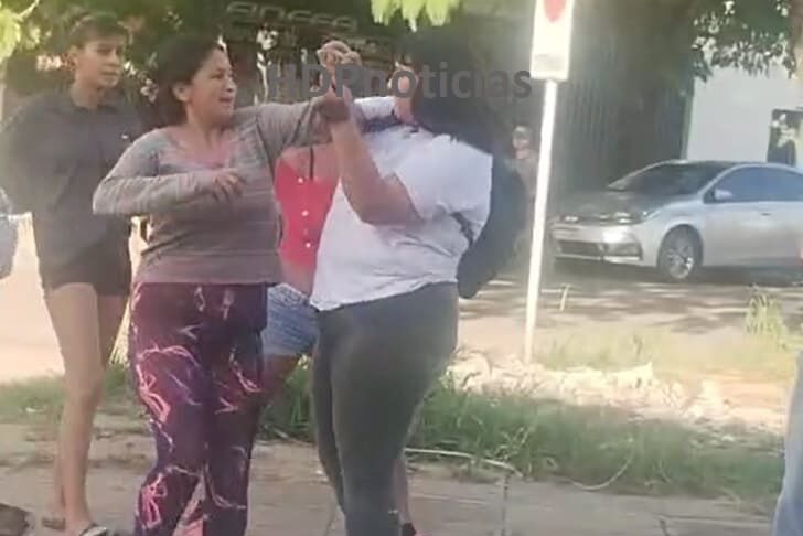 Una mujer aporreó a una adolescente que salía de la Escuela