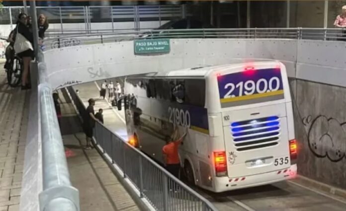 Micro atorado debajo del puente