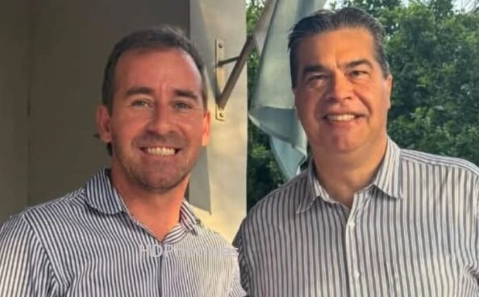 Martínez y Capitanich de camisa rayada
