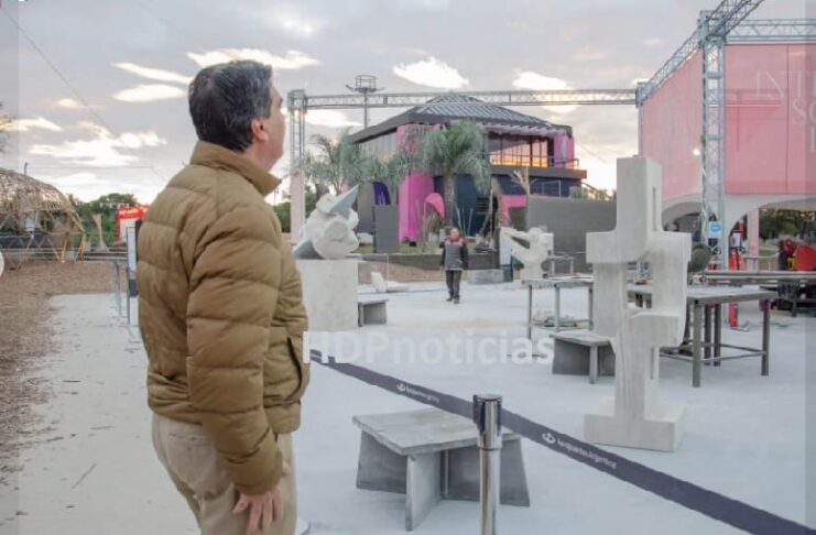 En soledad: Capitanich también vino a la Bienal de Escultura del Chaco