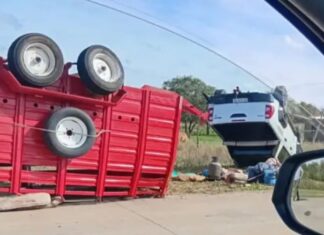 Volcaron una Hilux y un tráiler con caballos en Machagai