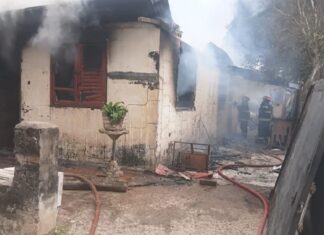 Un incendio arruinó 2 viviendas contiguas en Resistencia